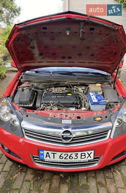 Хетчбек Opel Astra GTC 2013 в 