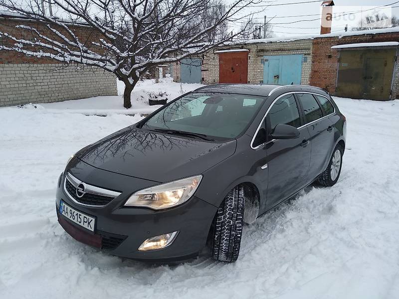 Универсал Opel Astra 2012 в Чернигове
