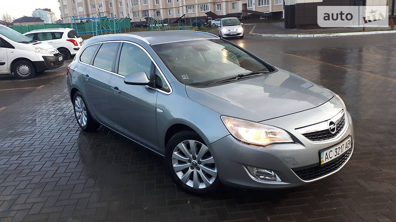 Універсал Opel Astra 2012 в Луцьку