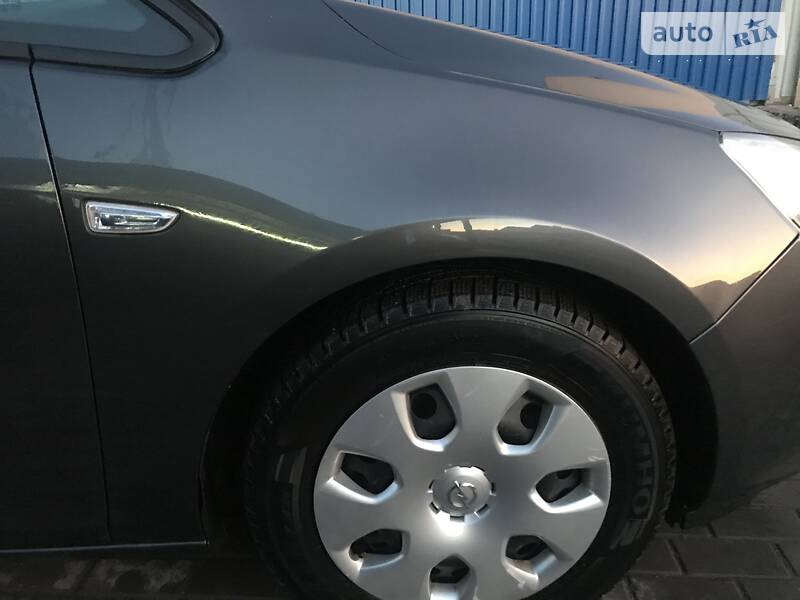 Універсал Opel Astra 2011 в Тернополі