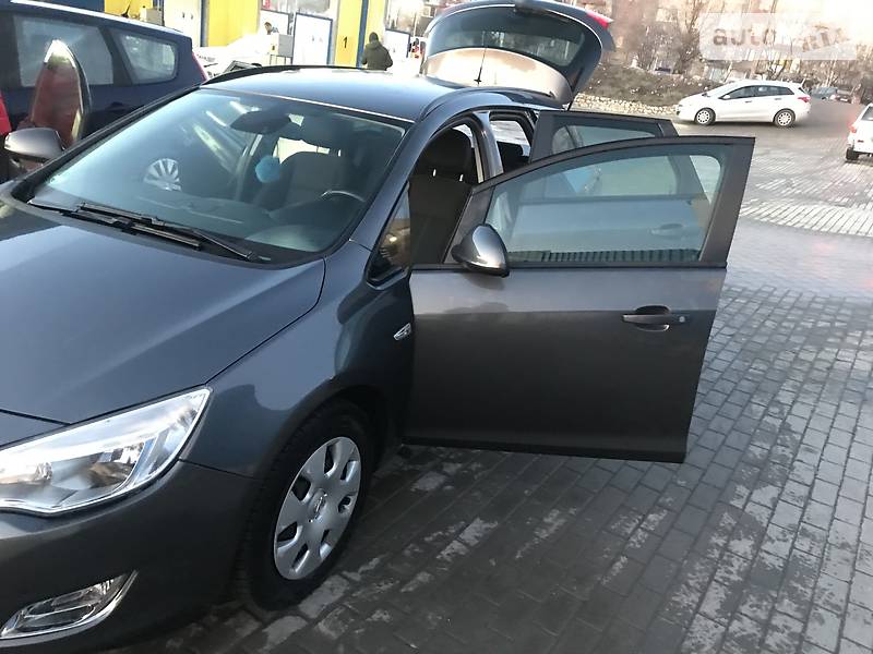 Універсал Opel Astra 2011 в Тернополі