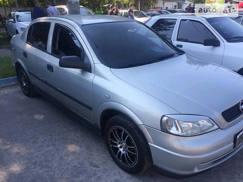 Седан Opel Astra 2006 в Горохове