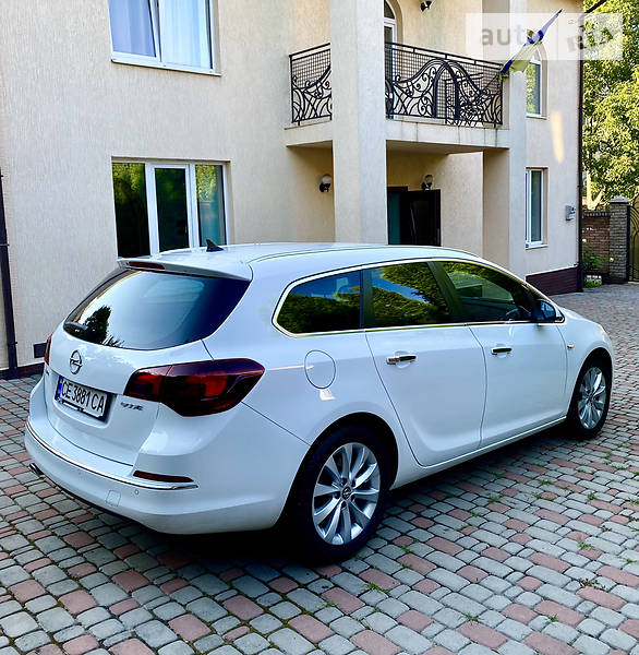 Універсал Opel Astra 2013 в Чернівцях