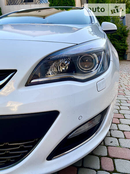 Універсал Opel Astra 2013 в Чернівцях