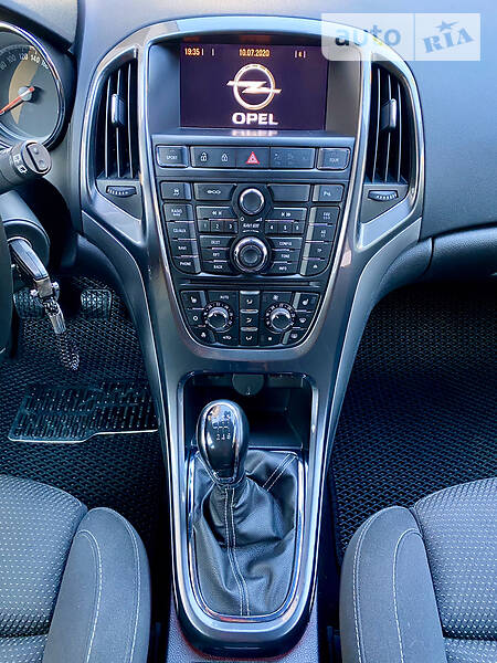 Універсал Opel Astra 2013 в Чернівцях