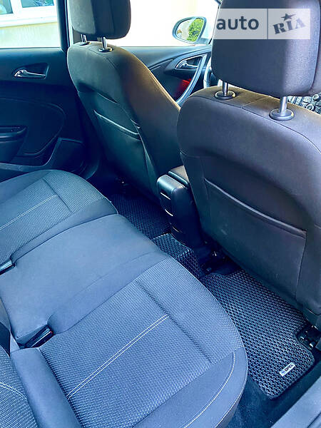 Універсал Opel Astra 2013 в Чернівцях
