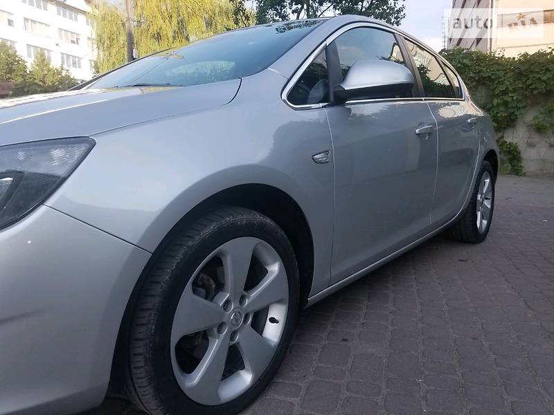 Хэтчбек Opel Astra 2011 в Львове