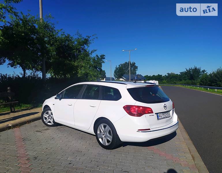 Універсал Opel Astra 2014 в Сваляві