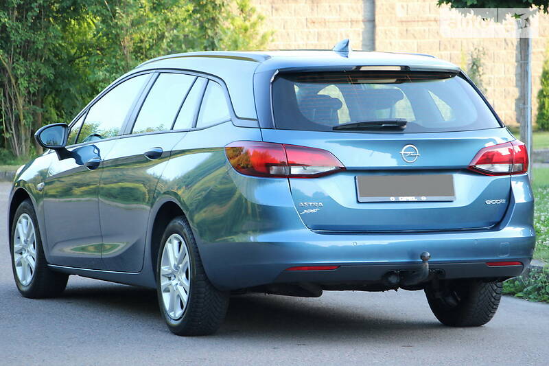 Універсал Opel Astra 2017 в Рівному
