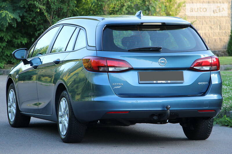 Універсал Opel Astra 2017 в Рівному