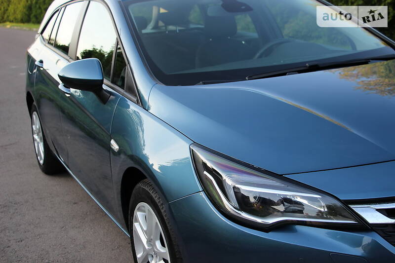 Універсал Opel Astra 2017 в Рівному