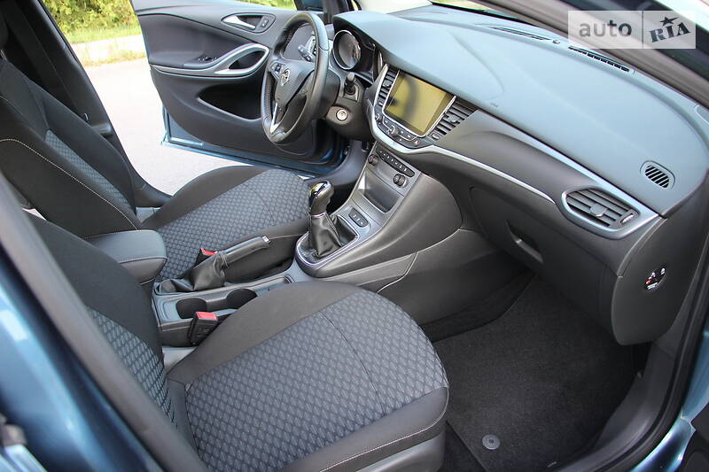 Універсал Opel Astra 2017 в Рівному