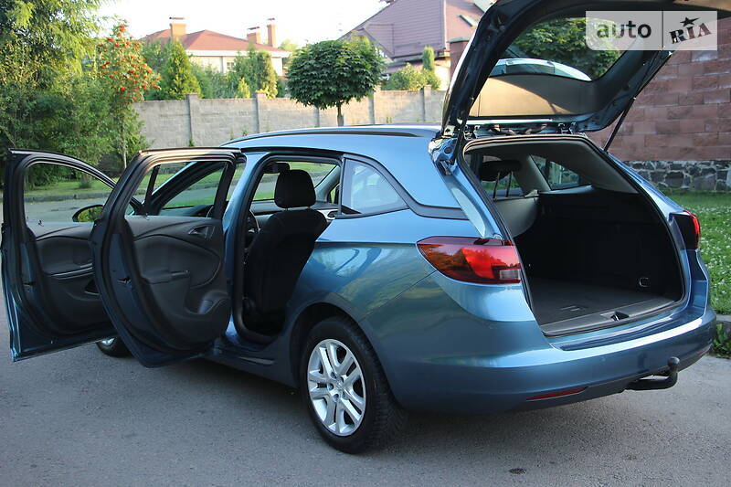 Універсал Opel Astra 2017 в Рівному