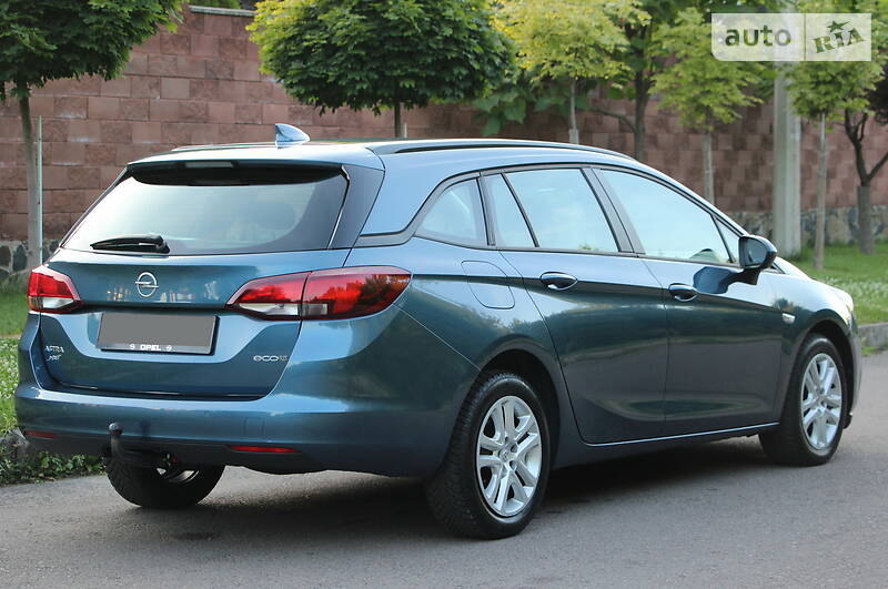 Універсал Opel Astra 2017 в Рівному