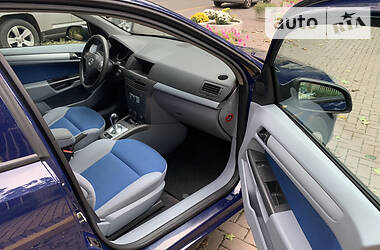 Хэтчбек Opel Astra 2005 в 
