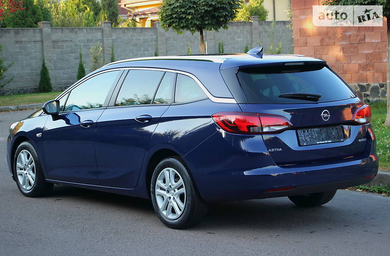 Універсал Opel Astra 2017 в Рівному