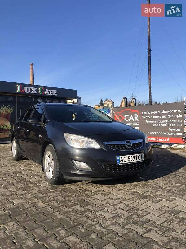 Универсал Opel Astra 2012 в Иршаве