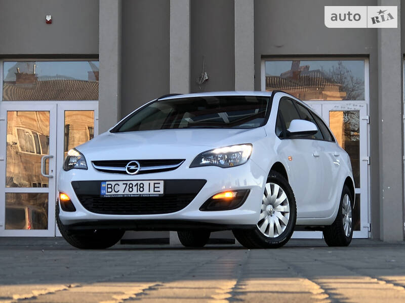 Універсал Opel Astra 2015 в Дрогобичі