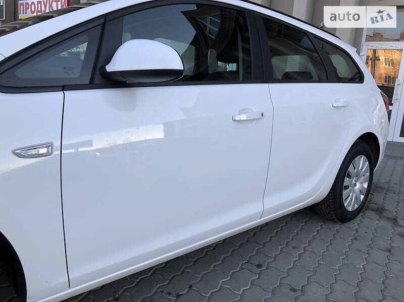 Універсал Opel Astra 2015 в Дрогобичі