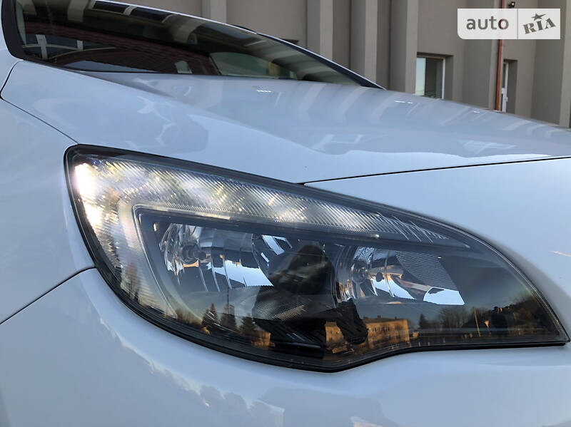 Універсал Opel Astra 2015 в Дрогобичі