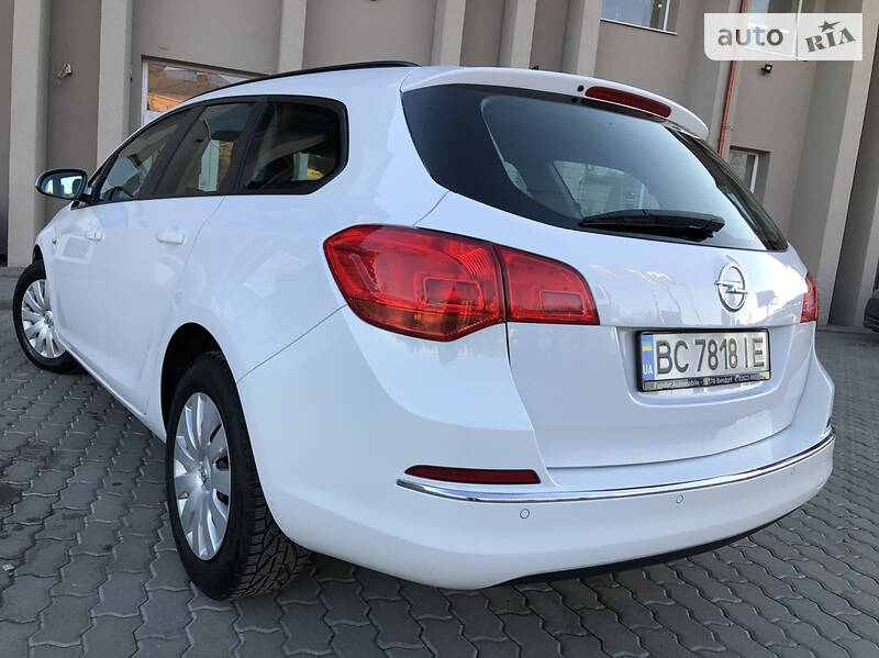 Універсал Opel Astra 2015 в Дрогобичі