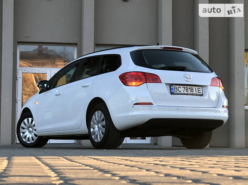 Універсал Opel Astra 2015 в Дрогобичі