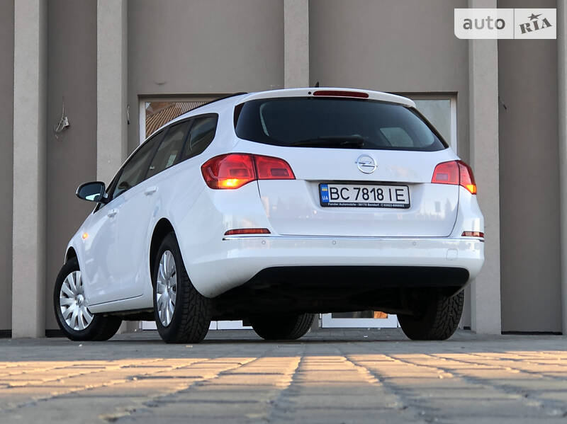 Універсал Opel Astra 2015 в Дрогобичі