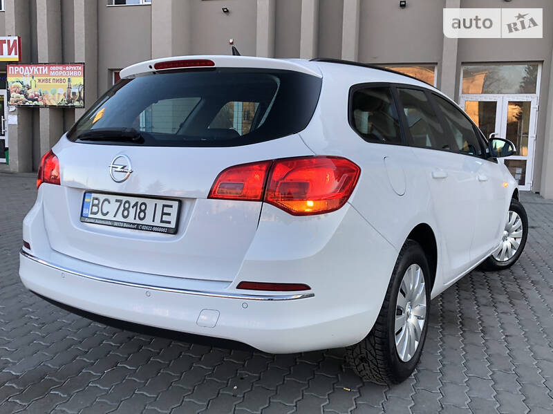 Універсал Opel Astra 2015 в Дрогобичі