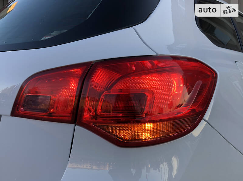 Універсал Opel Astra 2015 в Дрогобичі