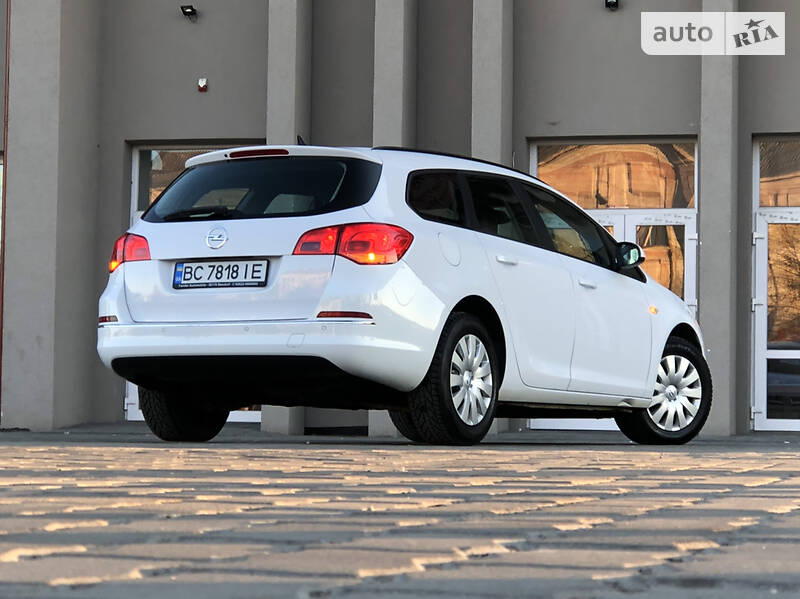 Універсал Opel Astra 2015 в Дрогобичі