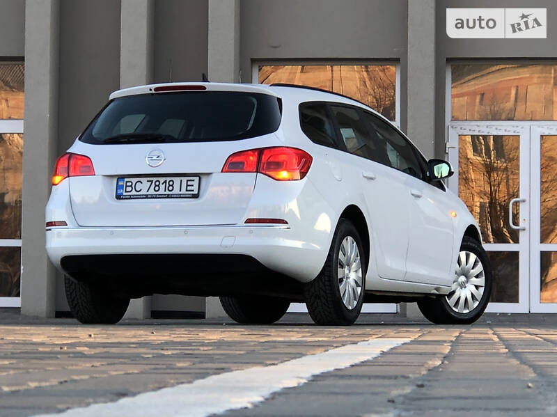 Універсал Opel Astra 2015 в Дрогобичі