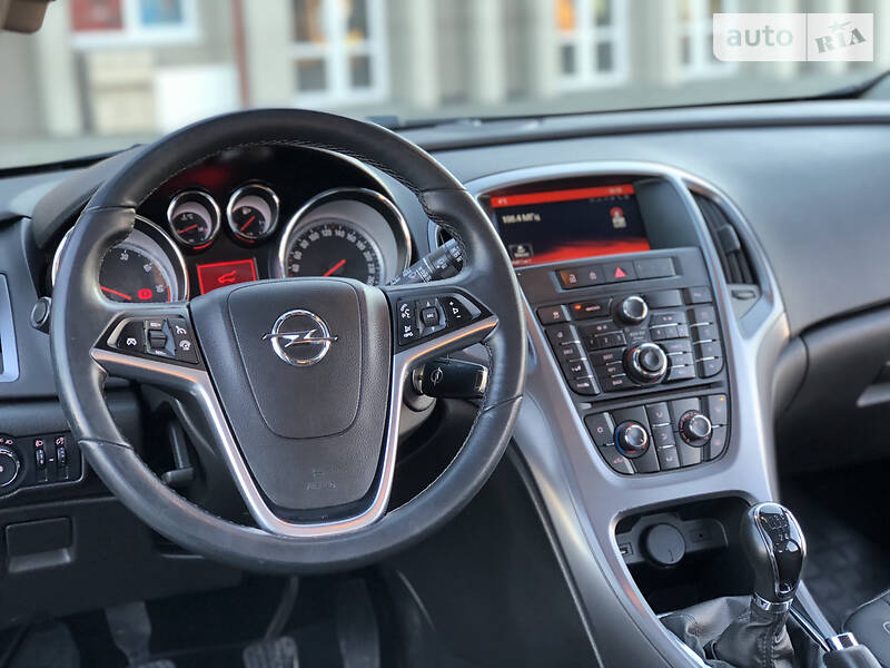 Універсал Opel Astra 2015 в Дрогобичі