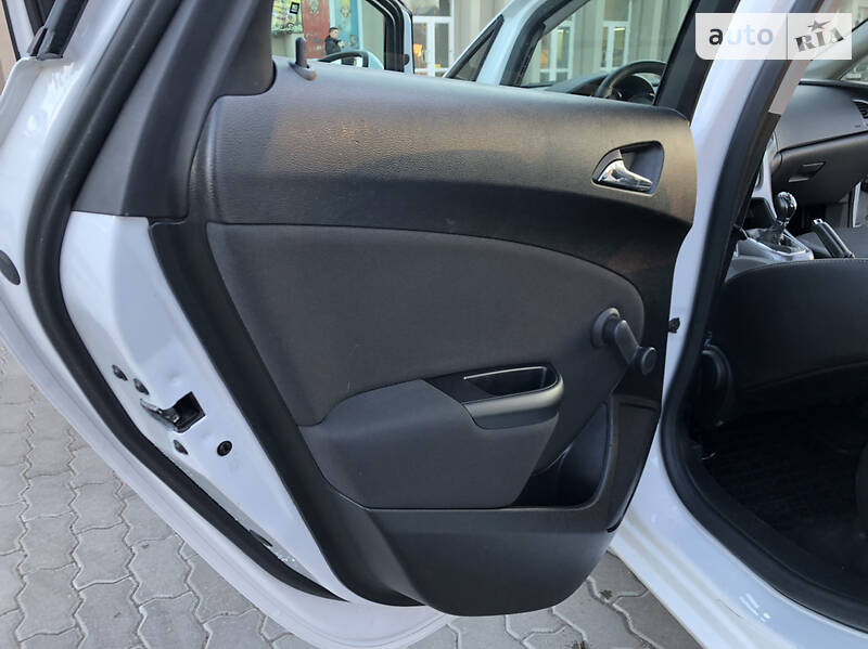 Універсал Opel Astra 2015 в Дрогобичі