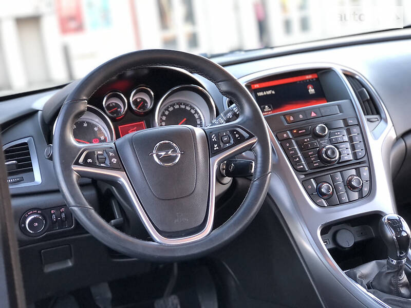 Універсал Opel Astra 2015 в Дрогобичі