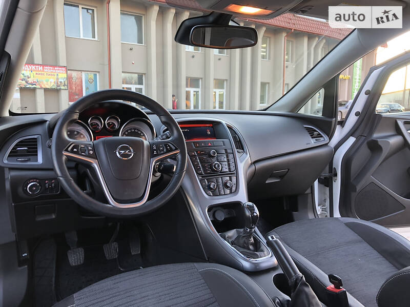 Універсал Opel Astra 2015 в Дрогобичі