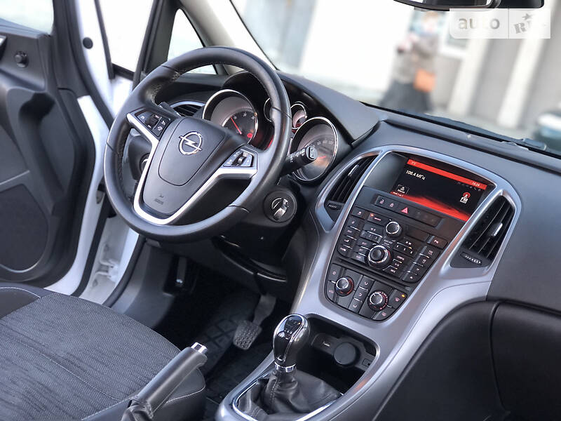 Універсал Opel Astra 2015 в Дрогобичі
