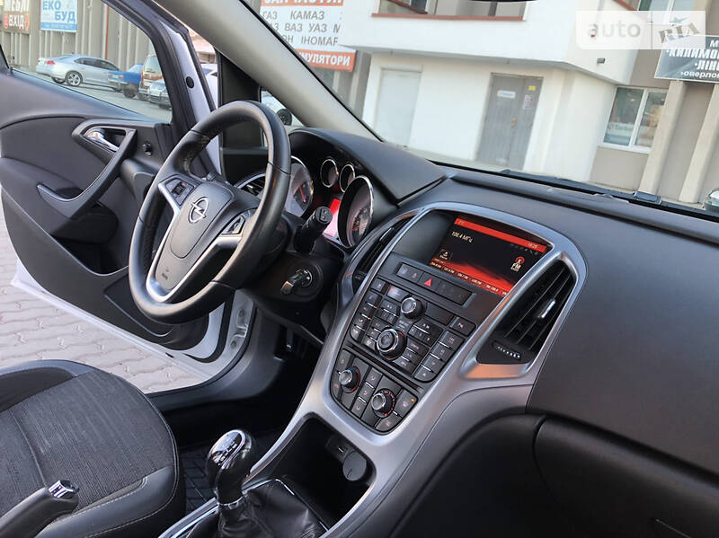 Універсал Opel Astra 2015 в Дрогобичі