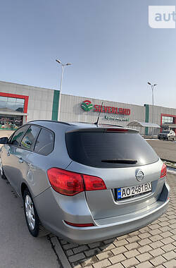 Универсал Opel Astra 2011 в Хусте