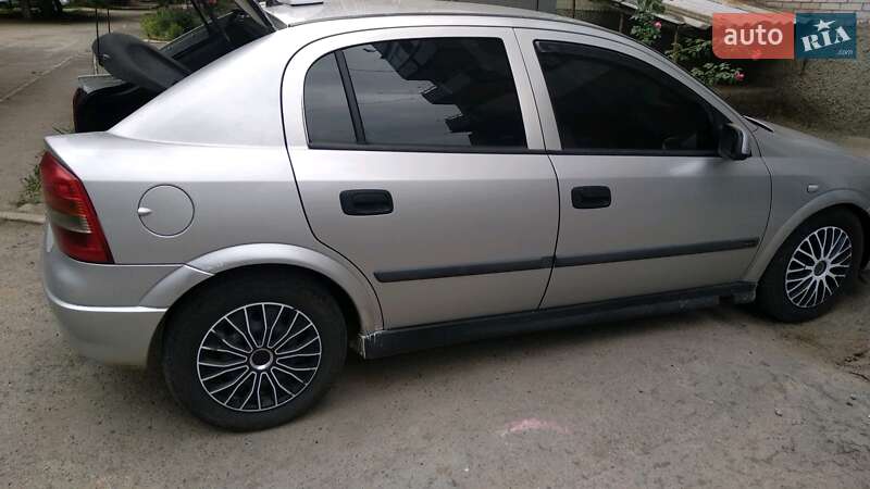 Хэтчбек Opel Astra 1999 в 