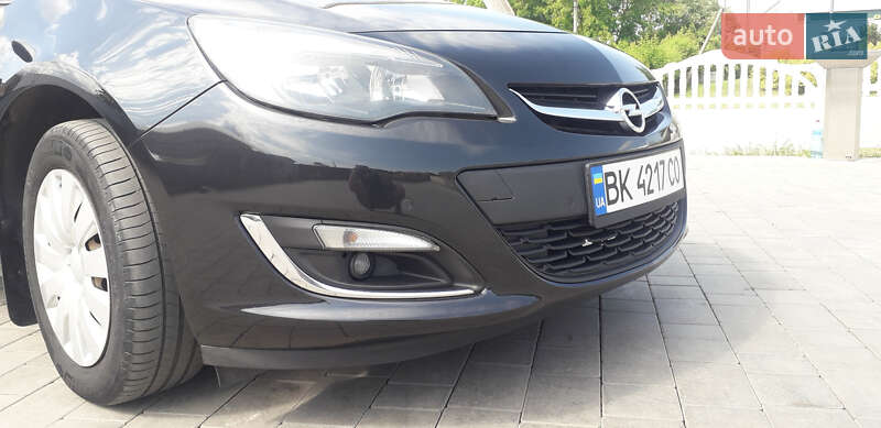 Универсал Opel Astra 2013 в Остроге