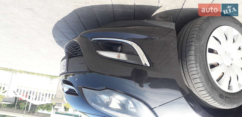 Универсал Opel Astra 2013 в Остроге