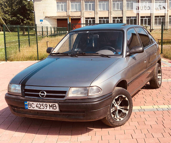 Хэтчбек Opel Astra 1995 в Жидачове