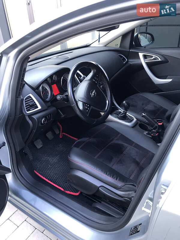 Универсал Opel Astra 2013 в Тячеве