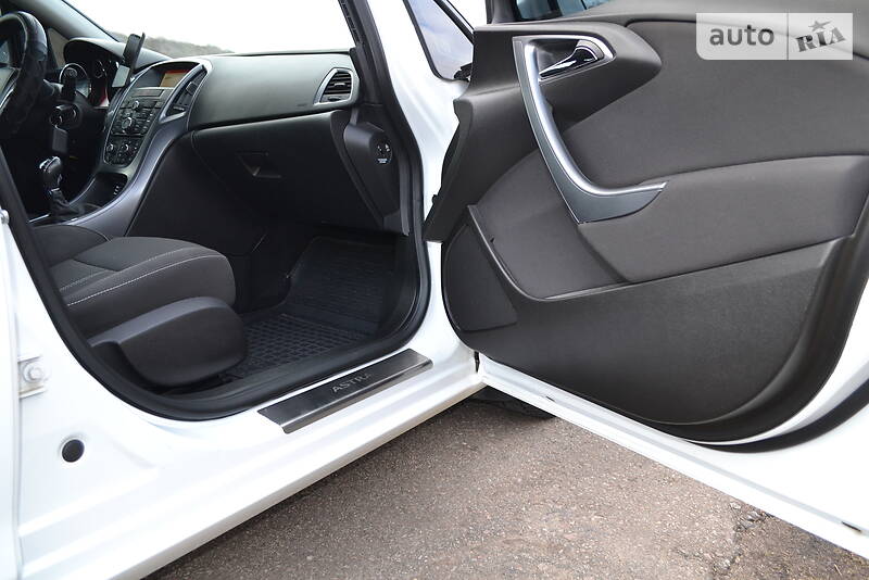 Универсал Opel Astra 2014 в Первомайске