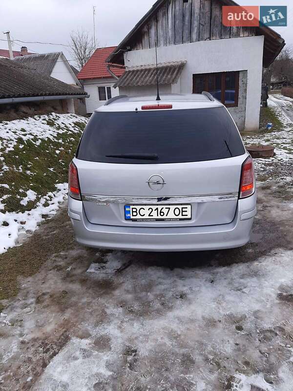 Универсал Opel Astra 2010 в Дрогобыче