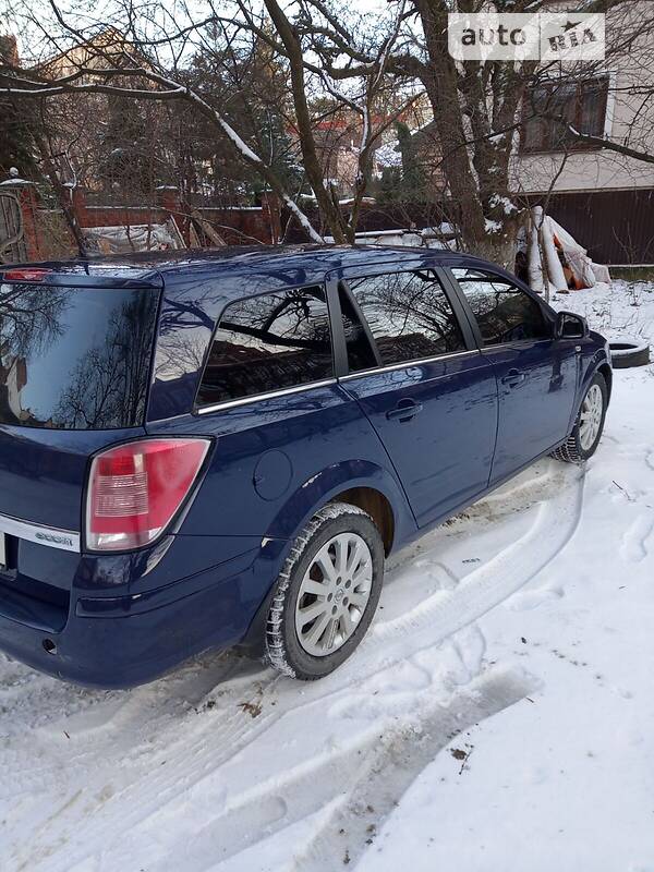Універсал Opel Astra 2010 в Львові