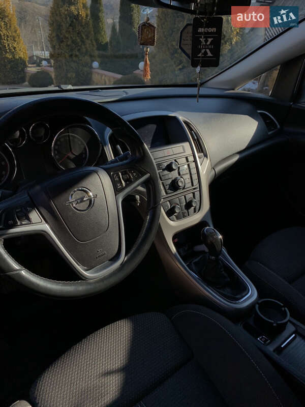 Универсал Opel Astra 2011 в Монастыриске