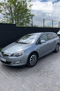 Універсал Opel Astra 2011 в Рівному