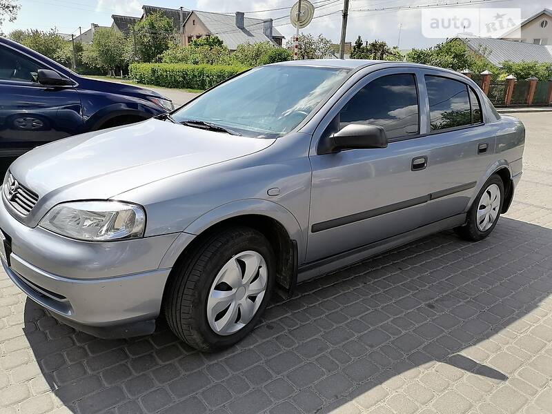 Седан Opel Astra 2008 в Ровно