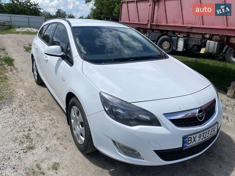 Универсал Opel Astra 2012 в Беляевке